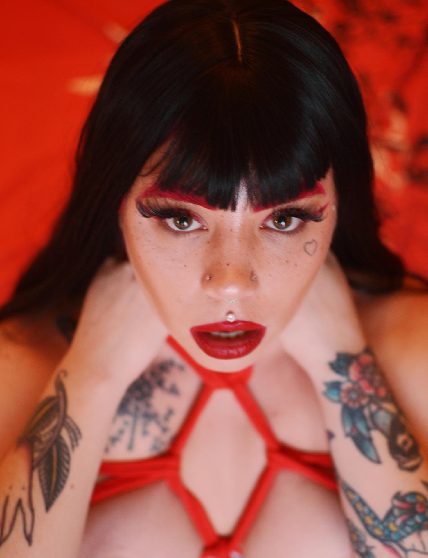 Angie Babydoll Gorge profonde