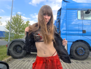 Spontaneous rest stops Quicky between trucks !!