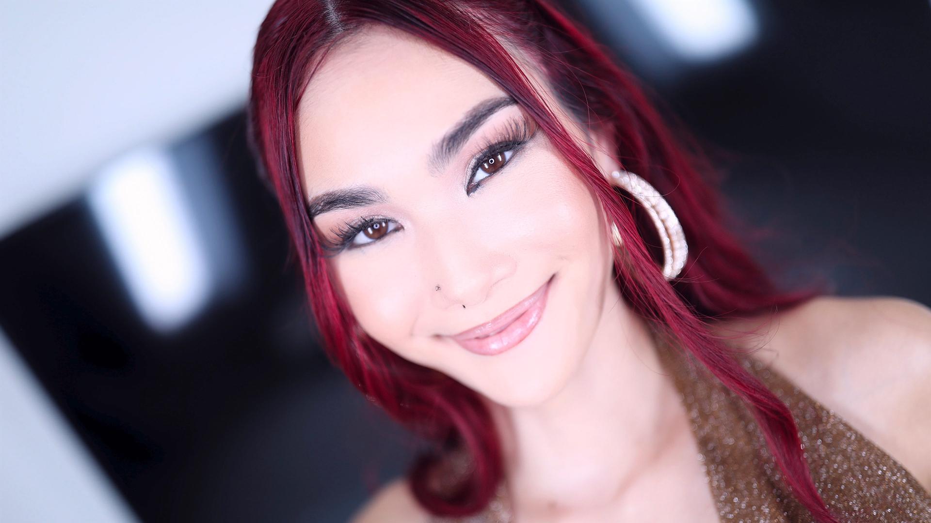 Sexy Barista Scarlette Moon Looks to Whip Up Some Desires