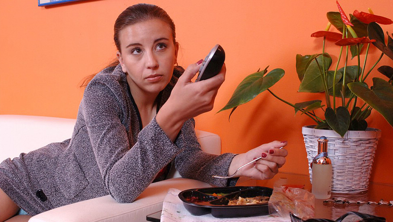 Kelly Kline fucking in the living room with her natural tits