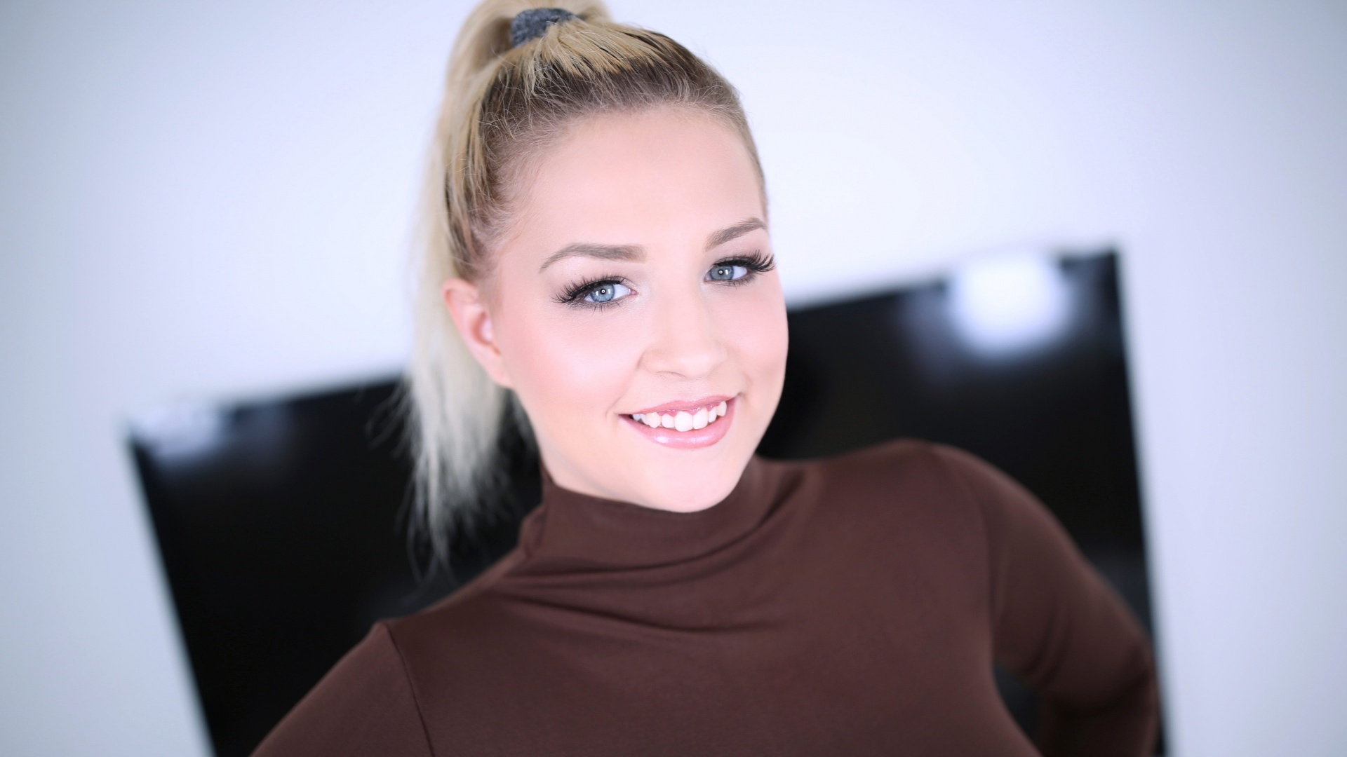 Amateur Allure Welcomes Sophia Lux for a Blowjob, Fucking and Cum Swallowing