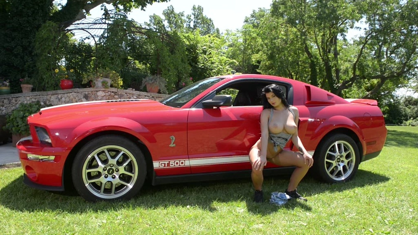 College Hottie Gives Car Body Shine With T&A