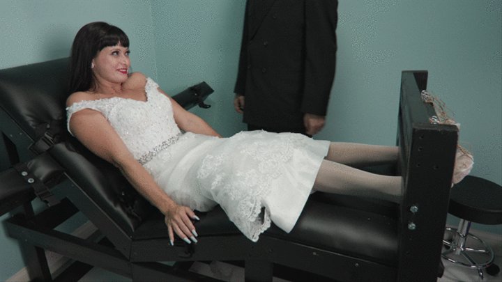Bride with cold feet gets tickled (LilMizzUnique)