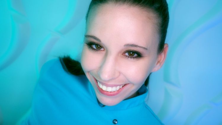 Norah Nova Works Her Oral Skills at the Salon