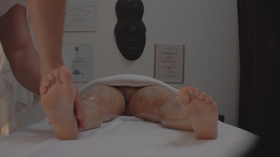 Katerina Hartlova gets an erotic massage