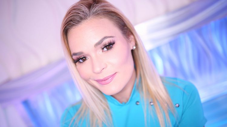 Swallow Salon Introduces Blaten Lee to Give Head and Swallow Cum