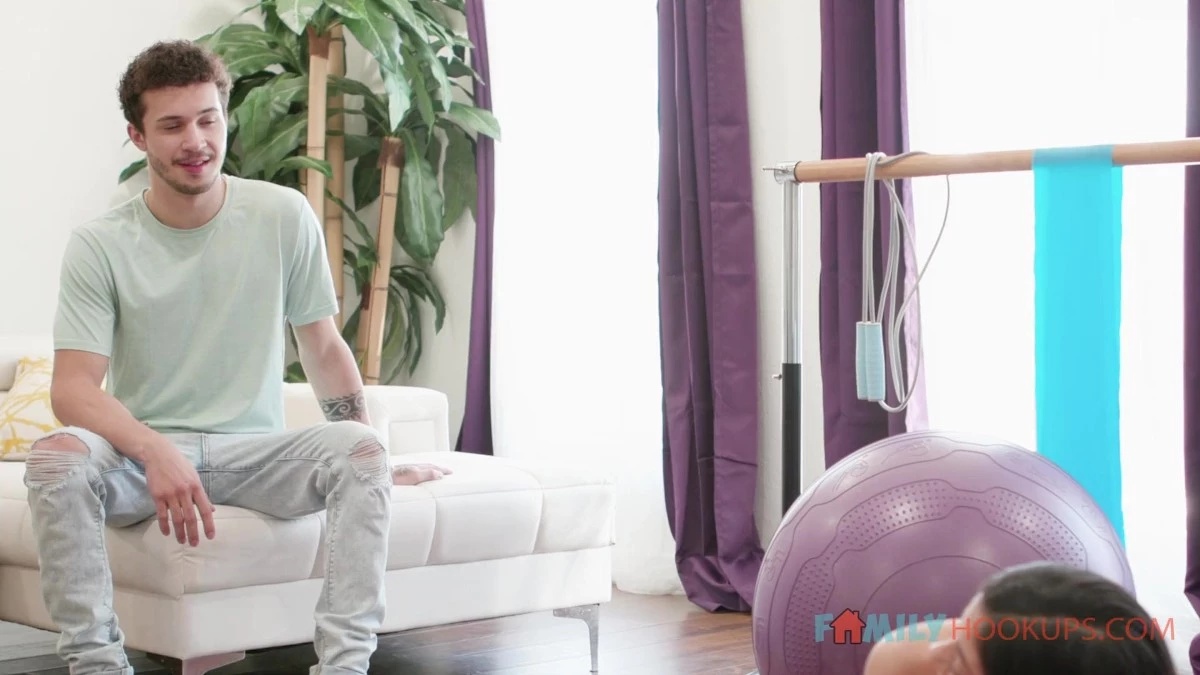 Xxlayna Stepbro Helps Her with a Cardio Workout