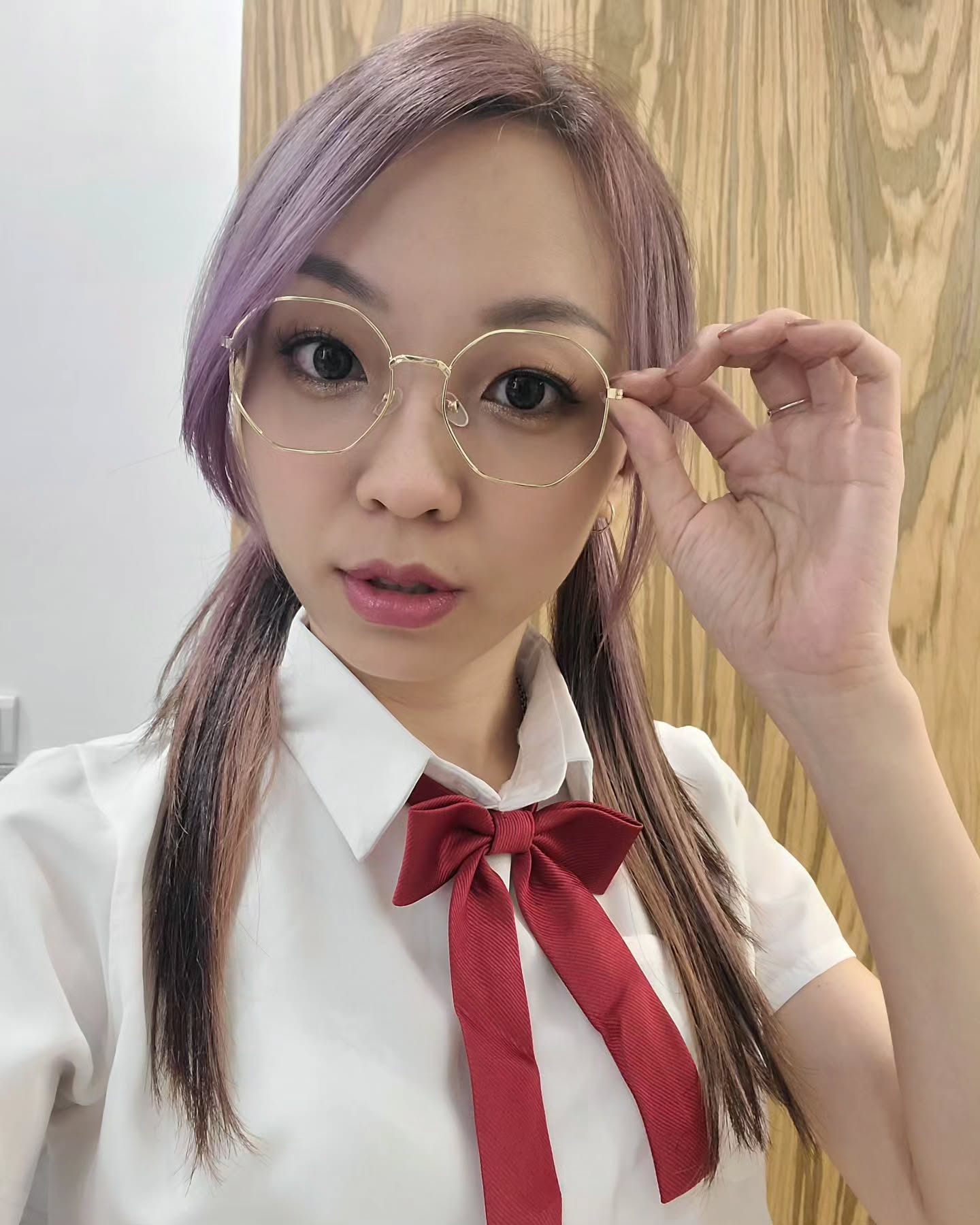 Roxie Kneehigh Facial