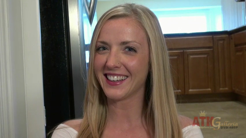 Karla Kush fingers her sweet snatch