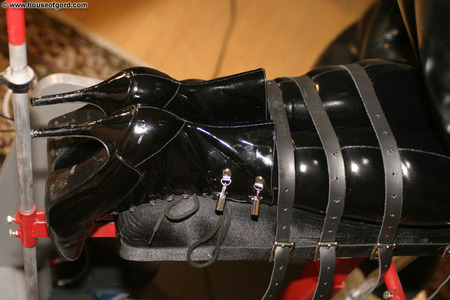 Zo - Rubber Doll - Installation