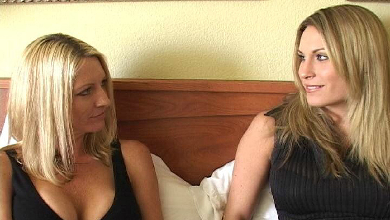 Blonde Emma Starr fucking in the hotel with her tits