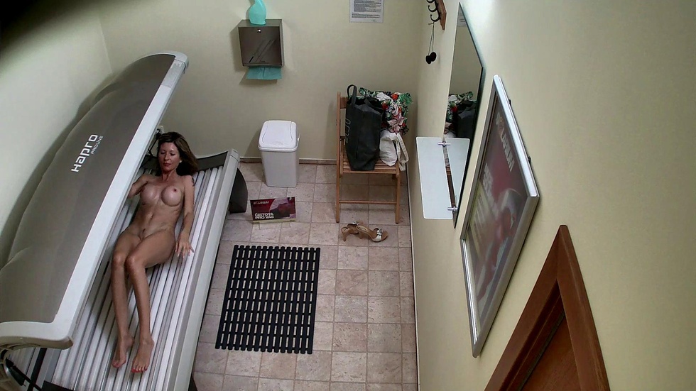 Busty MILF in solarium 3
