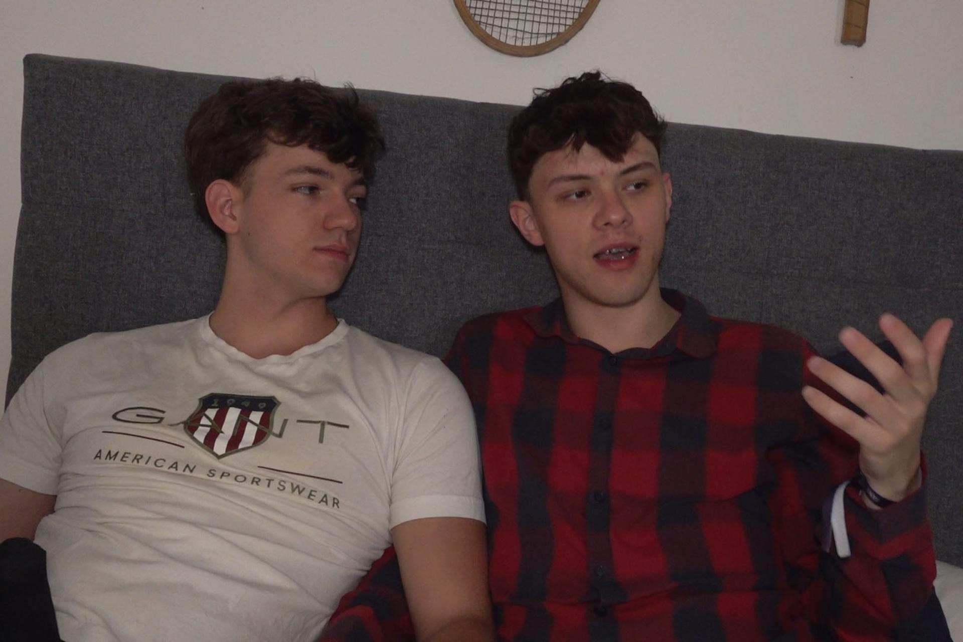 Teen Twink Fingers 🖕💦 Cum into Adorable Boyfriend