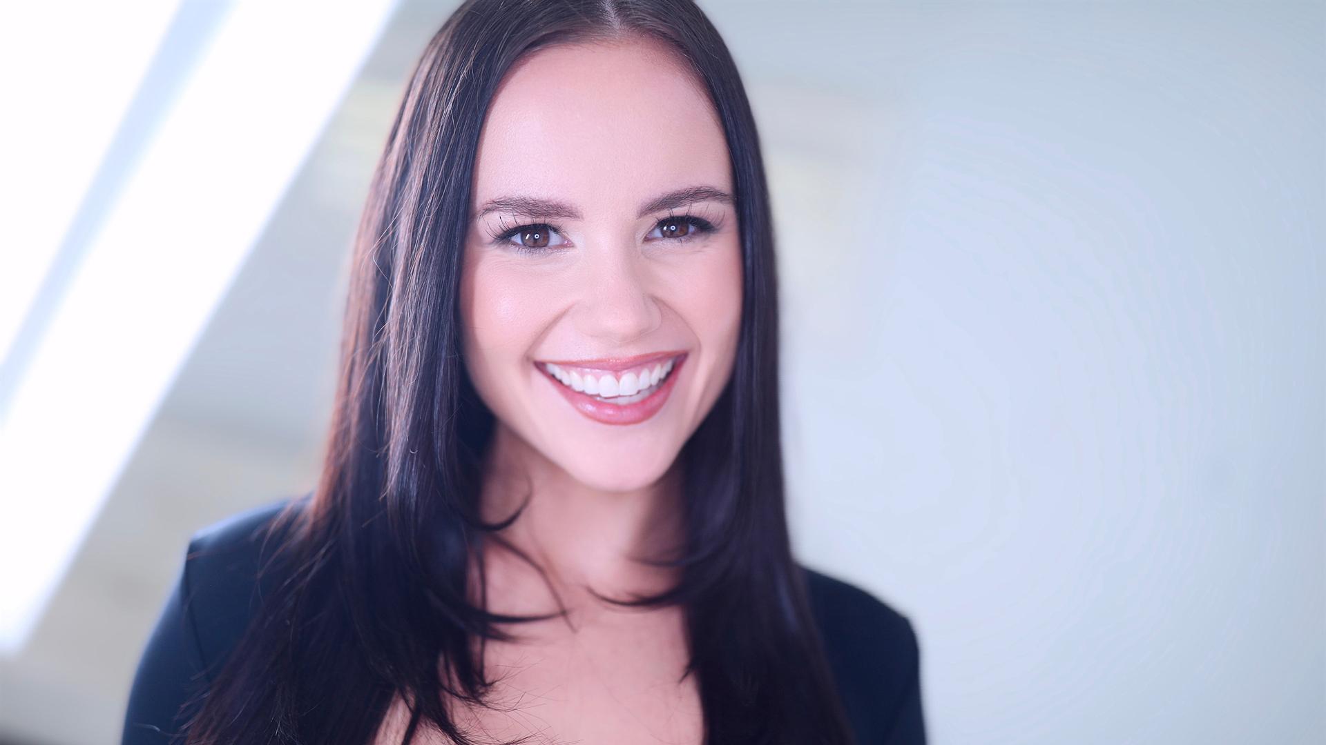Meet Iris Leon - Her Intense Amateur Allure Debut