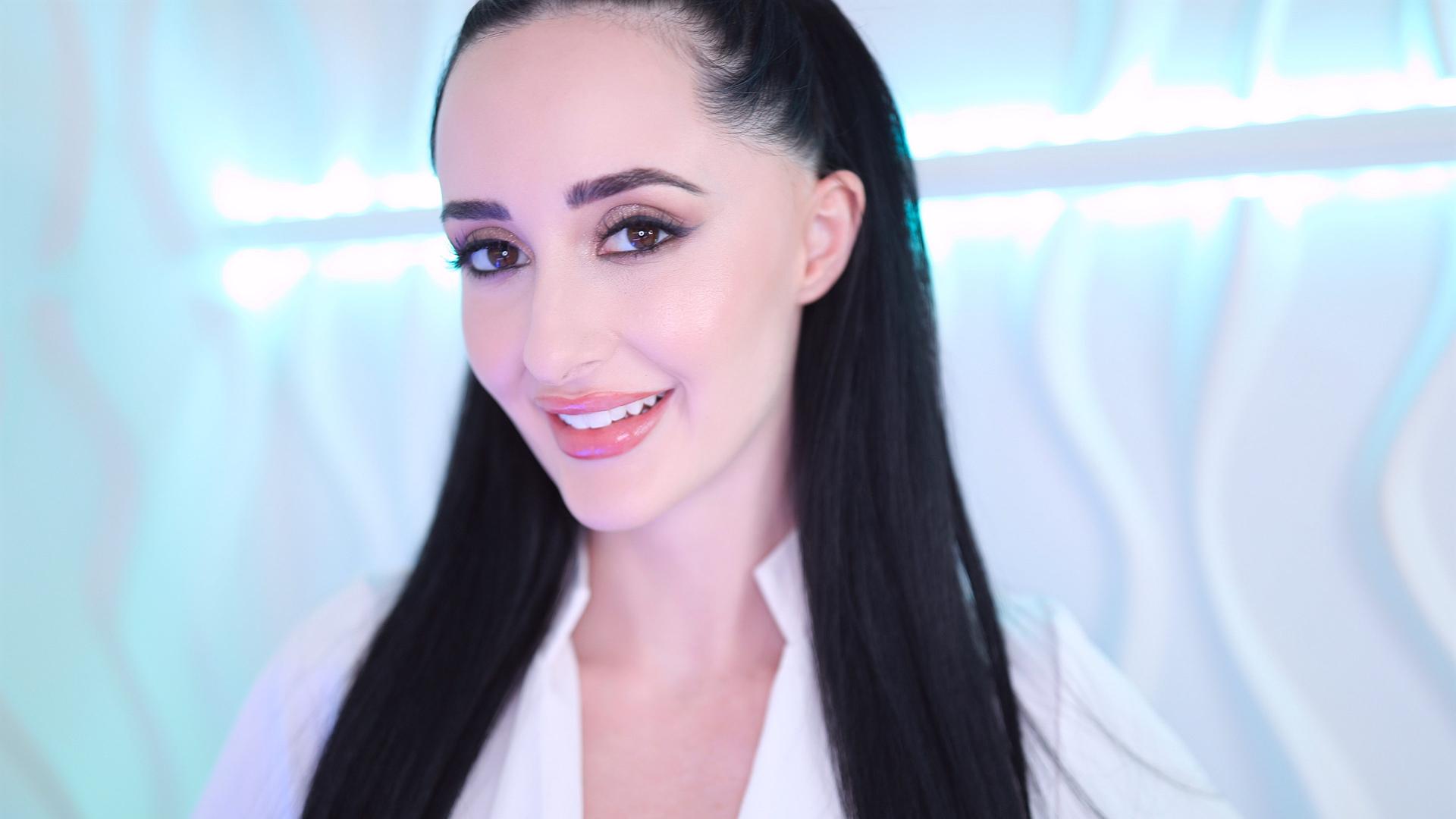 Swallow Salon Welcomes Violet Voss Helping Her Client Bursting at the Seams