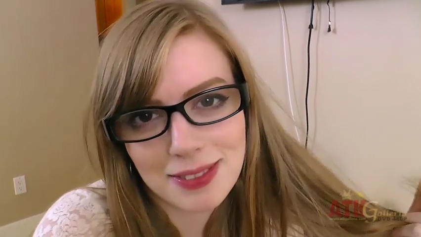 Dolly Leigh rubs her tight pussy good