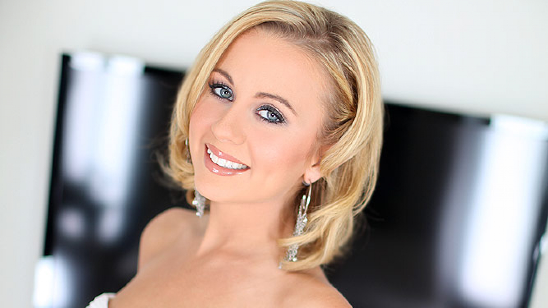 Mae Meyers (aka Maelynn) Blue-Eyed Blonde Returns to Swallow More Cum!