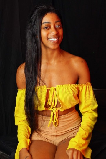 Karisma Branlette avec les pieds