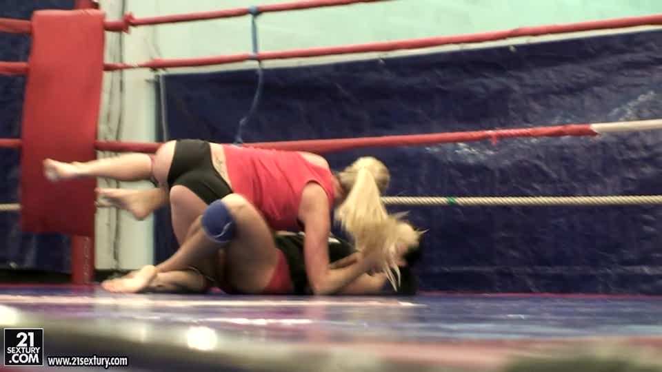 NudeFightClub backstage with Dorina Gold & Melissa Ria