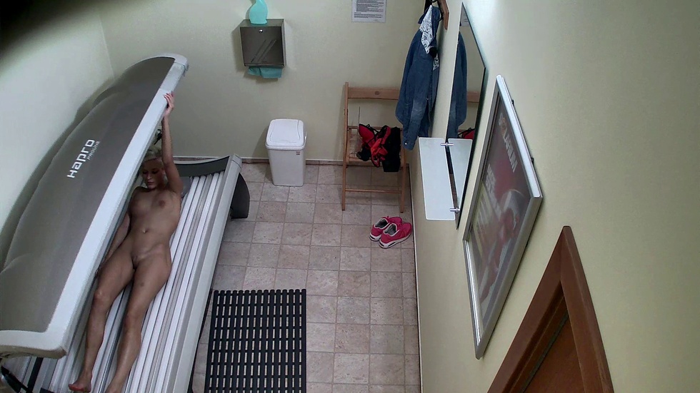 18 y/o beauty in solarium