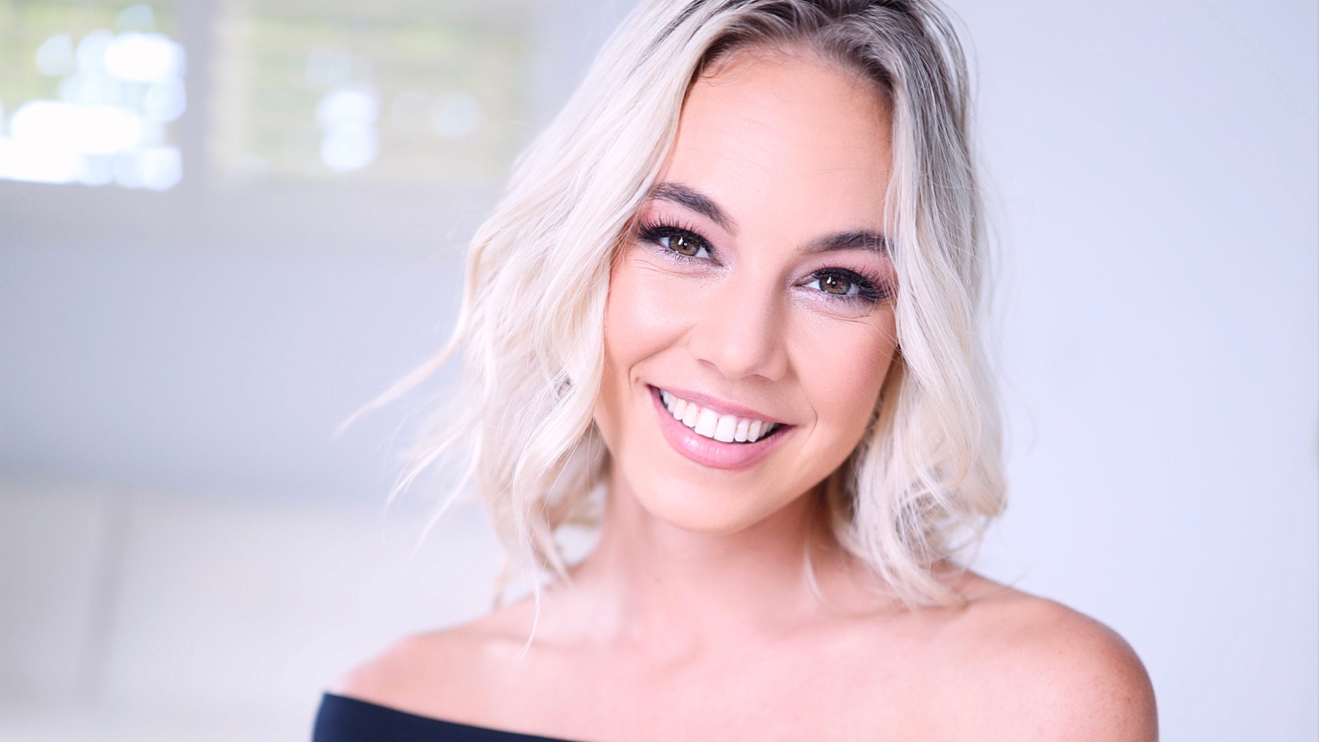 Amateur Allure Welcomes Kelsey Kane, a Sexy Bartender That Loves Dick and Swallowing Cum