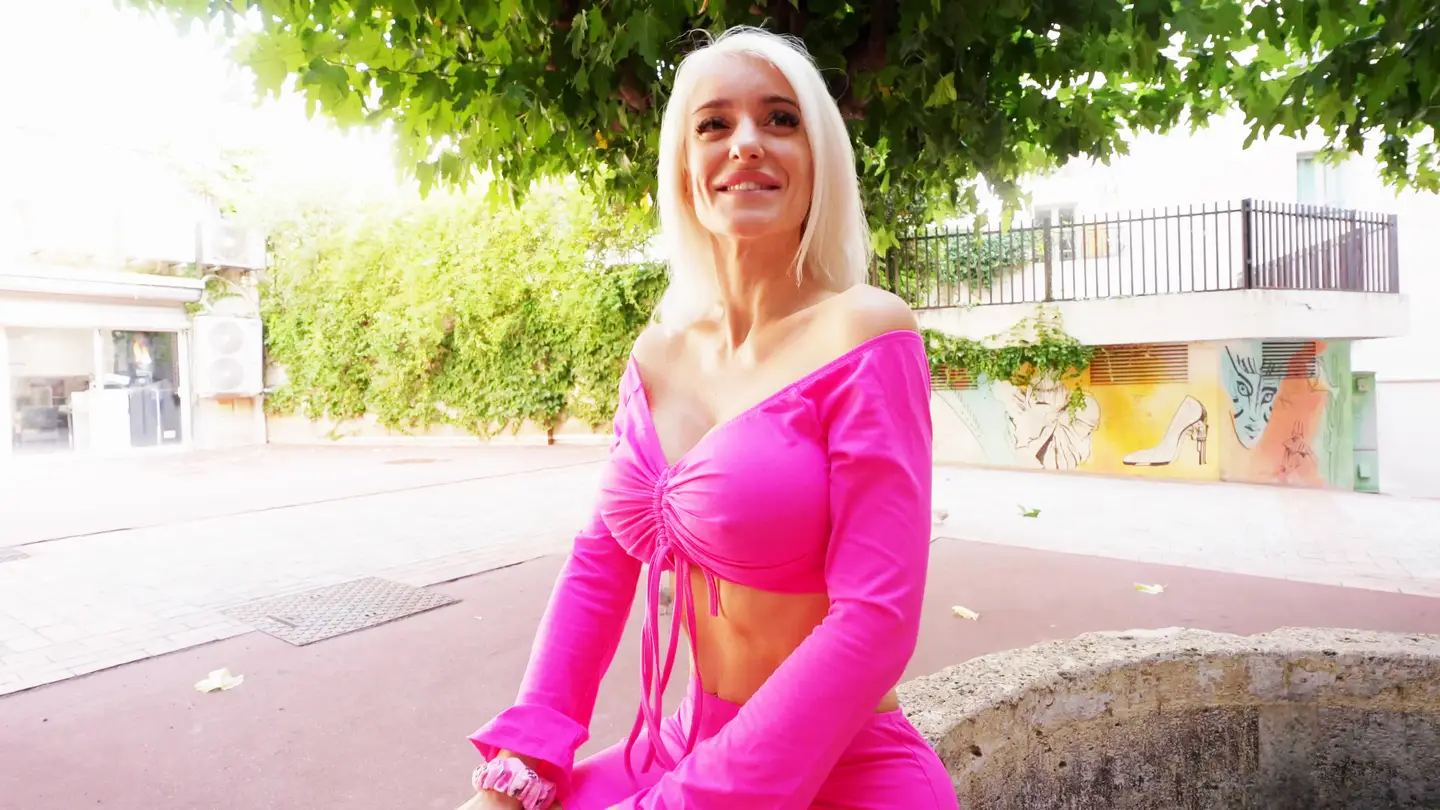 Eva, 34 years old, has a very wide appetite for hardcore!