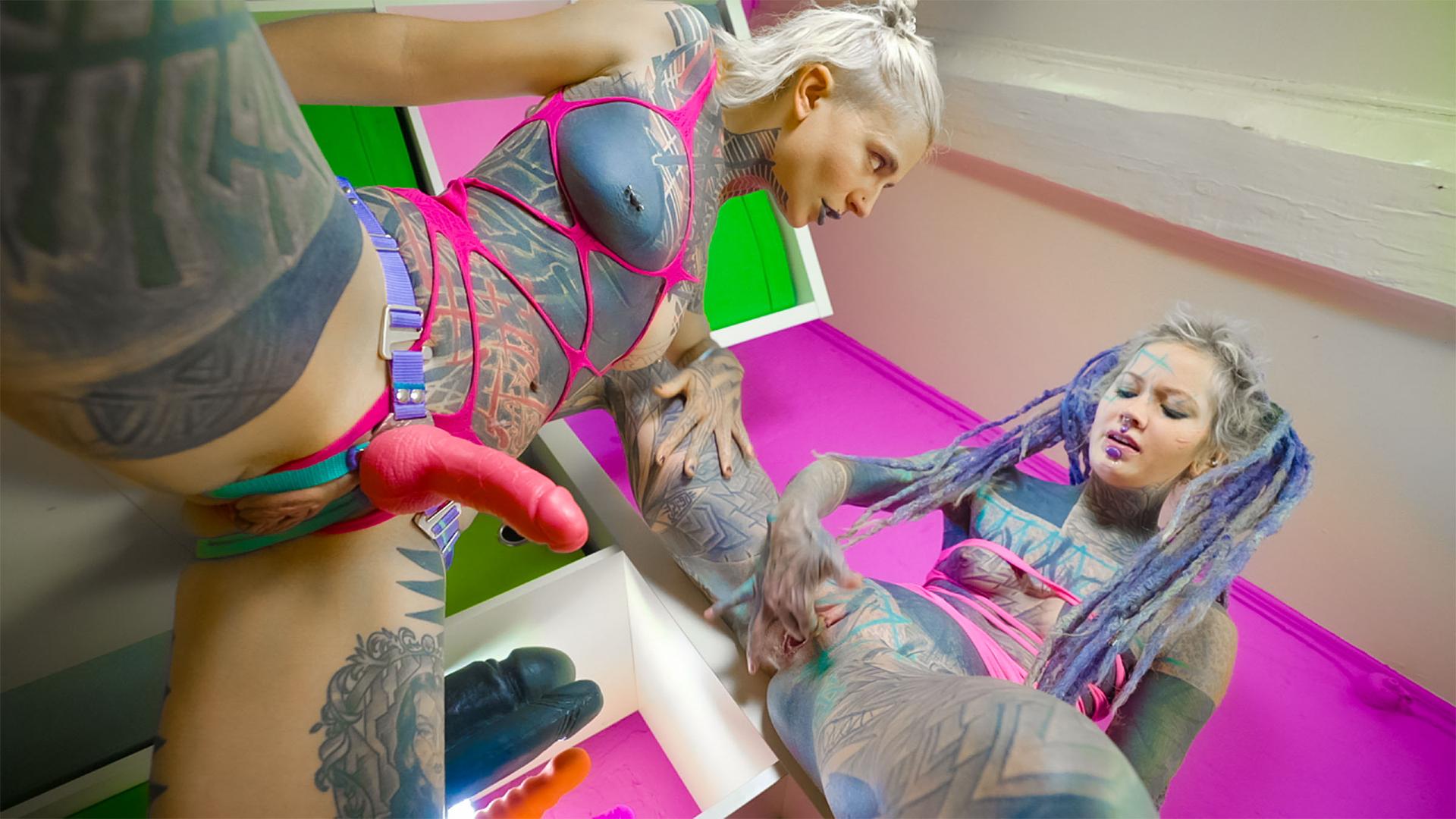 Serpienta has strapon fun until Anuskatzz squirts