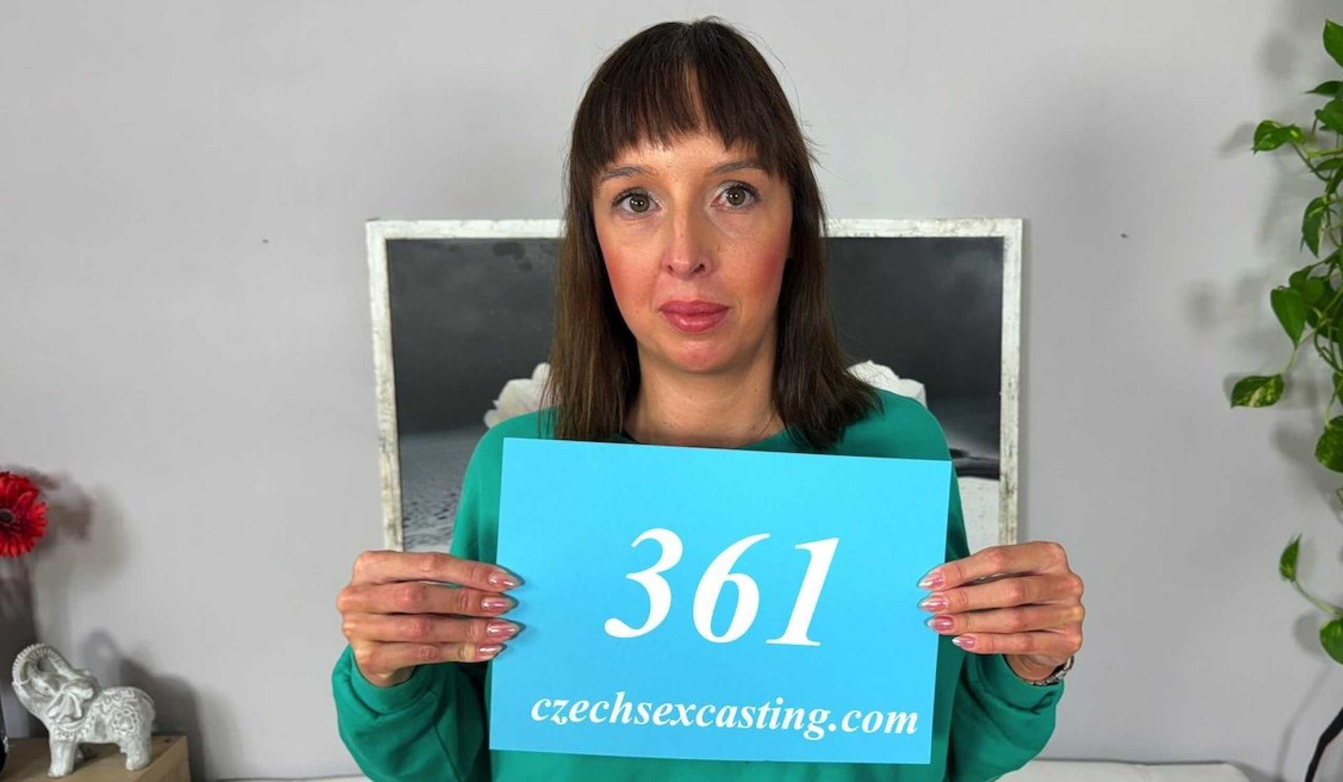 Czech sweetie wants to earn some dough