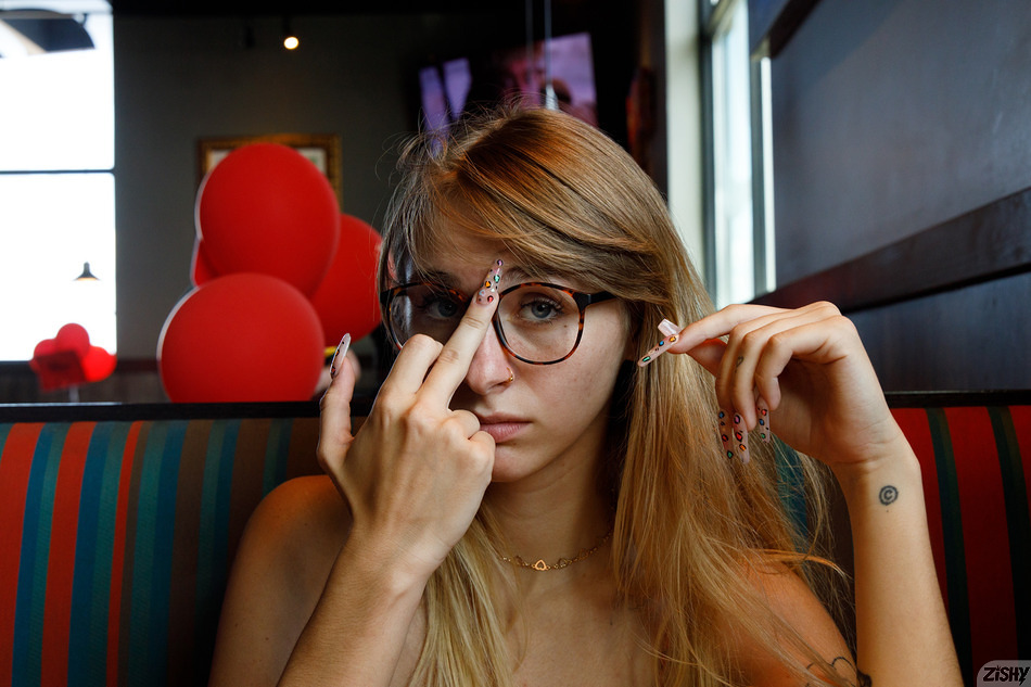 Angel Youngs Eats A Red Robin