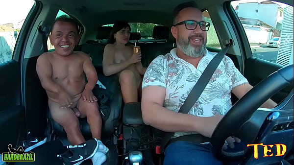 O Zezinho Teves o anao entra na carona tem uma surpresa com uma atriz porno e mete a rola - Pamela Pantera