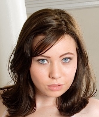 Alyssa Taylor Gorge profonde