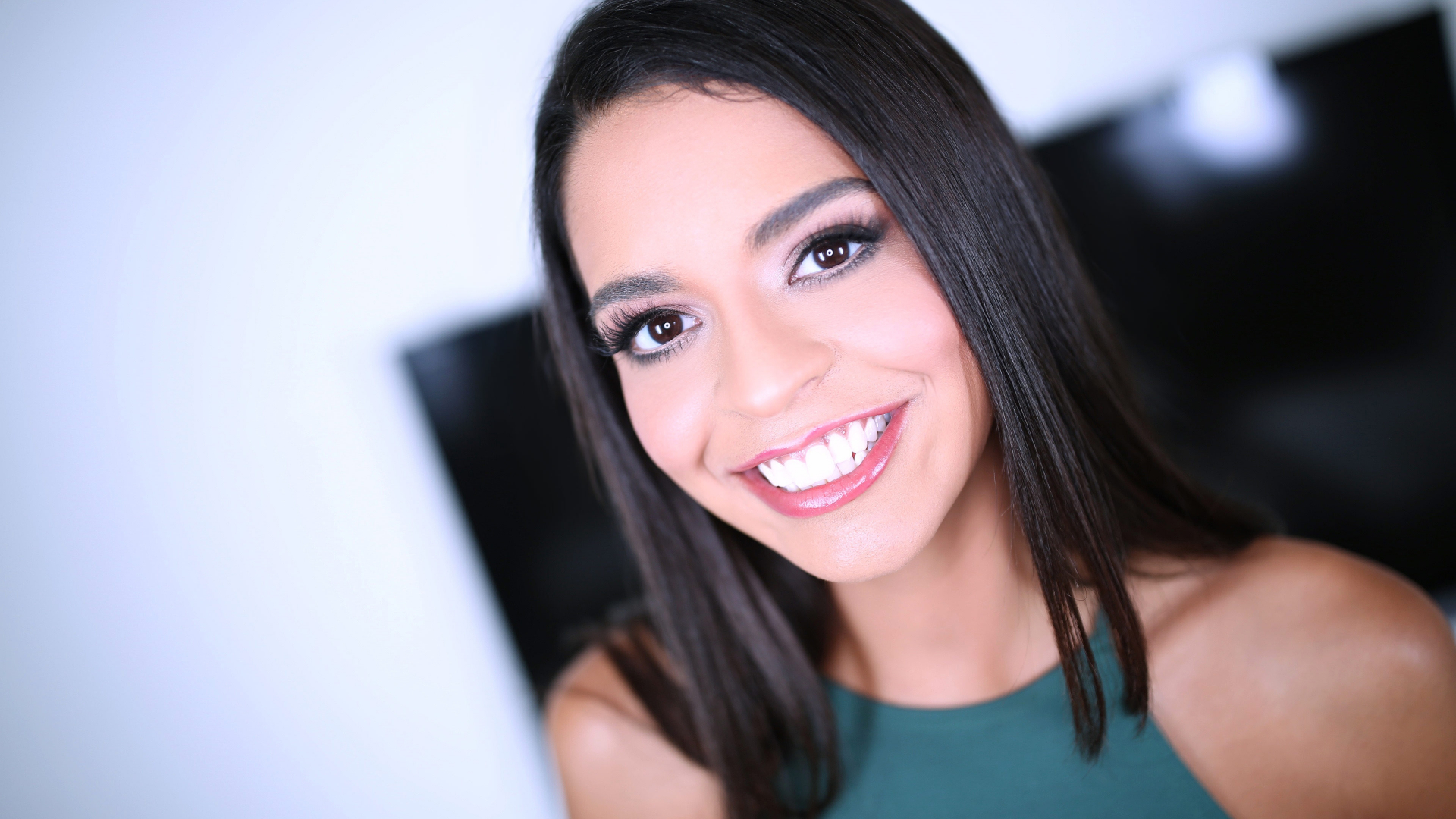 Vienna Black Returns to Amateur Allure for Her First Threesome