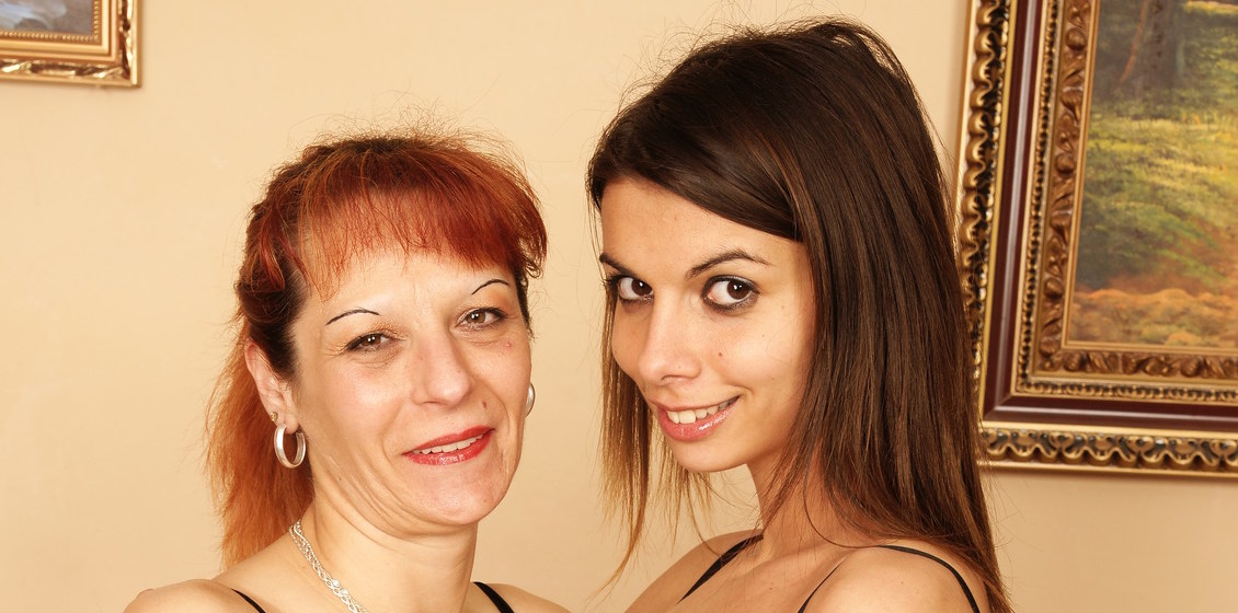 Old and young Lesbian couple kinky fist a mature housewife pussy