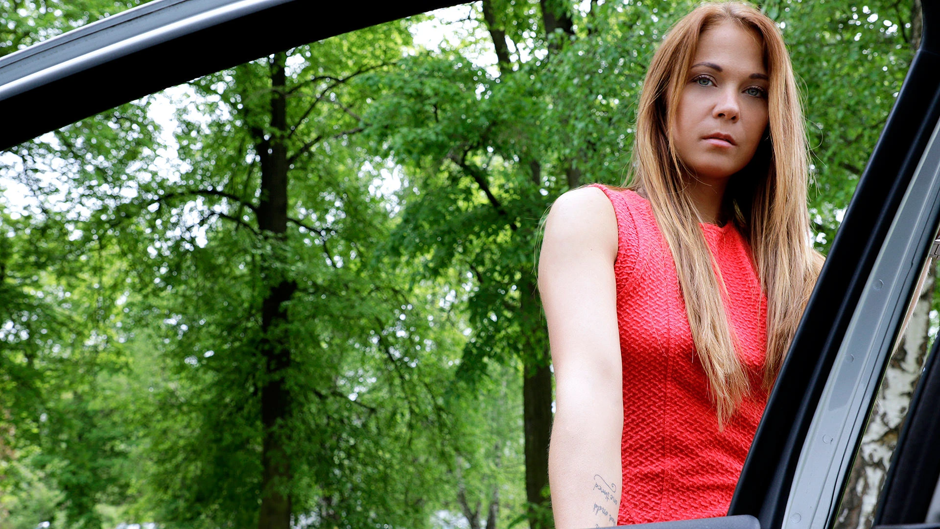 Natural Hottie Fucks Outside