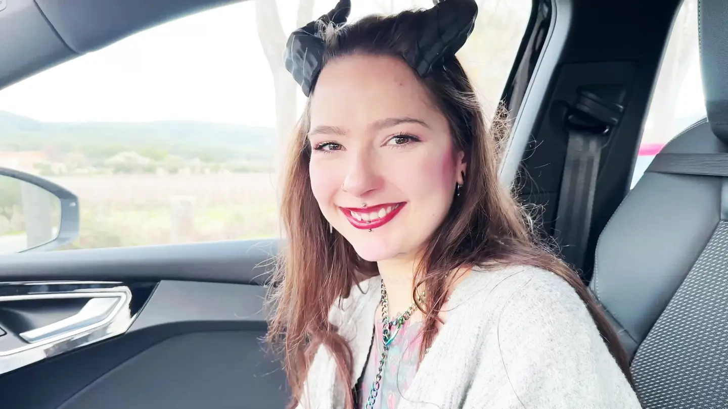 Granny Donuts, 28 years old, comes to continue her hardcore experiences... with a smile!