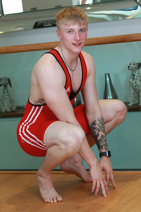 Callum Jones Fessée