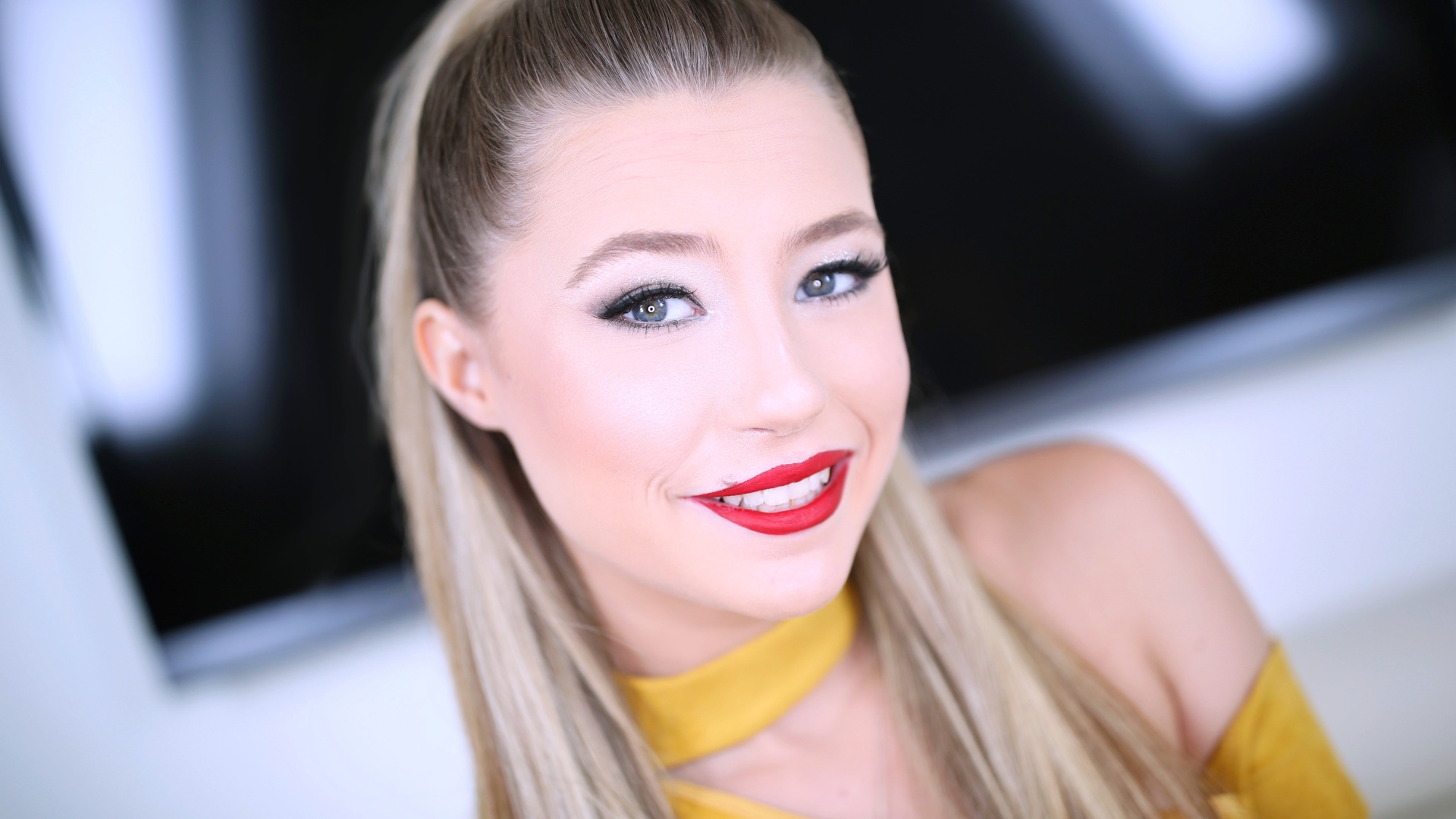 Amateur Allure Features Carolina Sweets Gives Sloppy Blowjob and Swallows Cum in 4K!