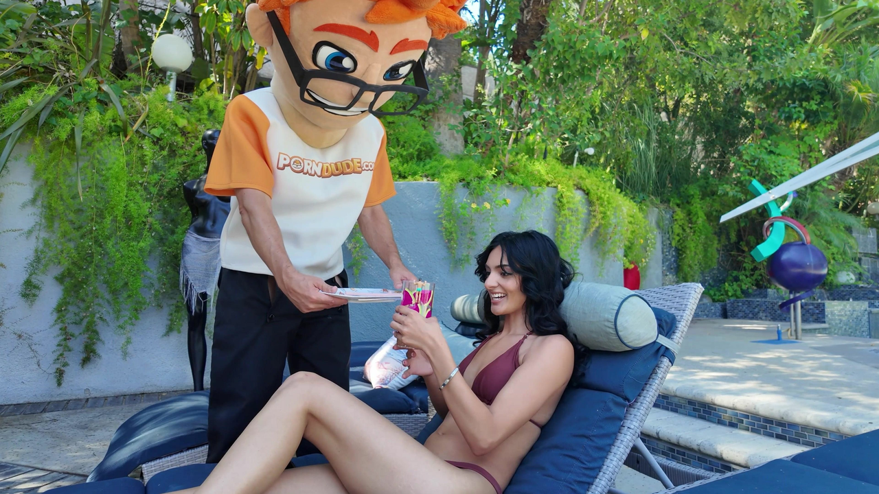 Laynee James Gets the 5-Star Treatment from Porn Dude