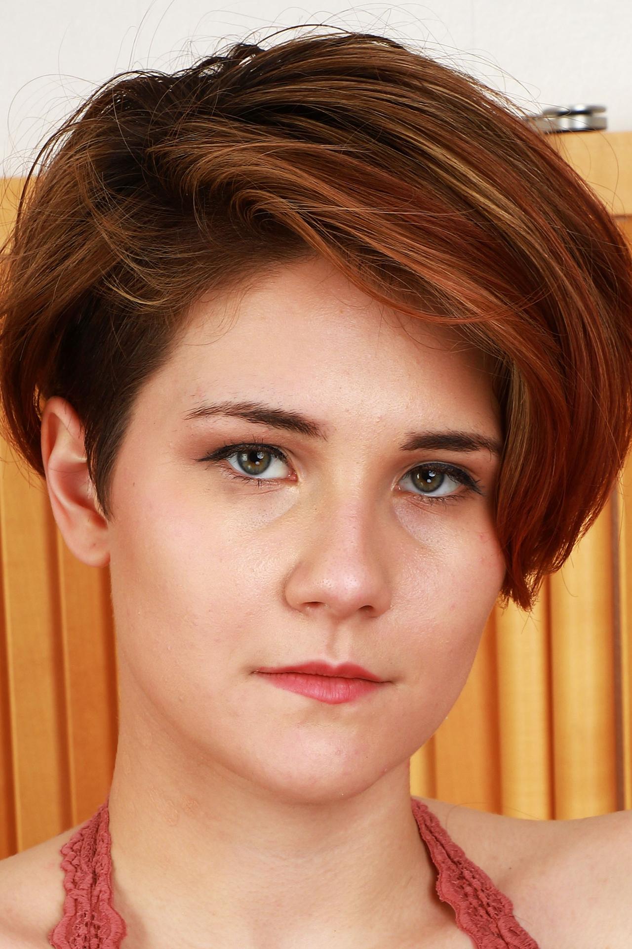 Photo HD Adalind Gray - 3