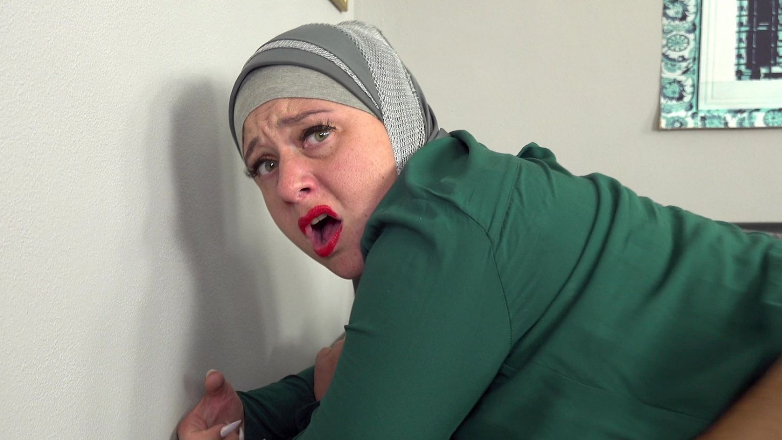 Muslim wife tries a cock cigarette