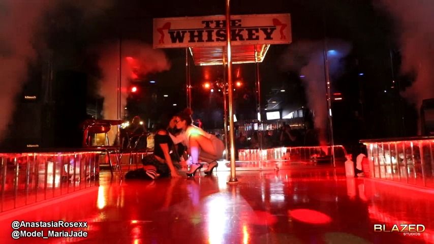 2 strippers get kinky on stage