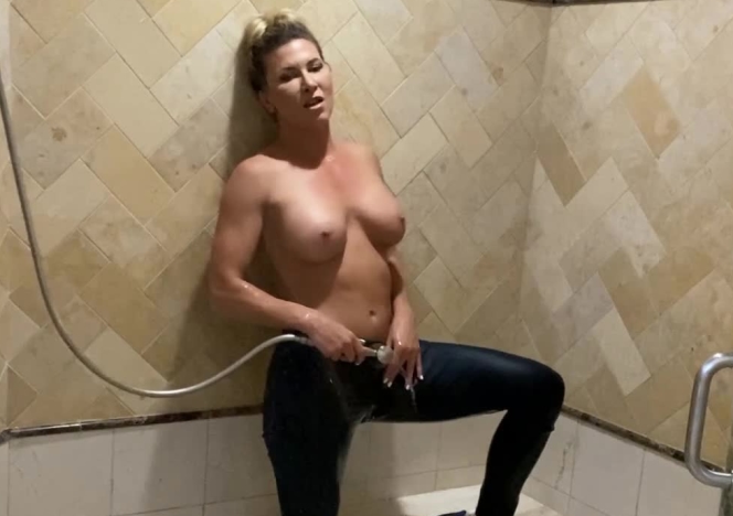 Ariel X wants you to rub your cock on her skinny jeans and cum on them