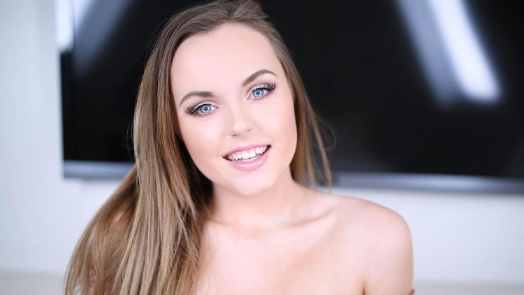 River Fox visits Amateur Allure to Give Head and Swallow Cum