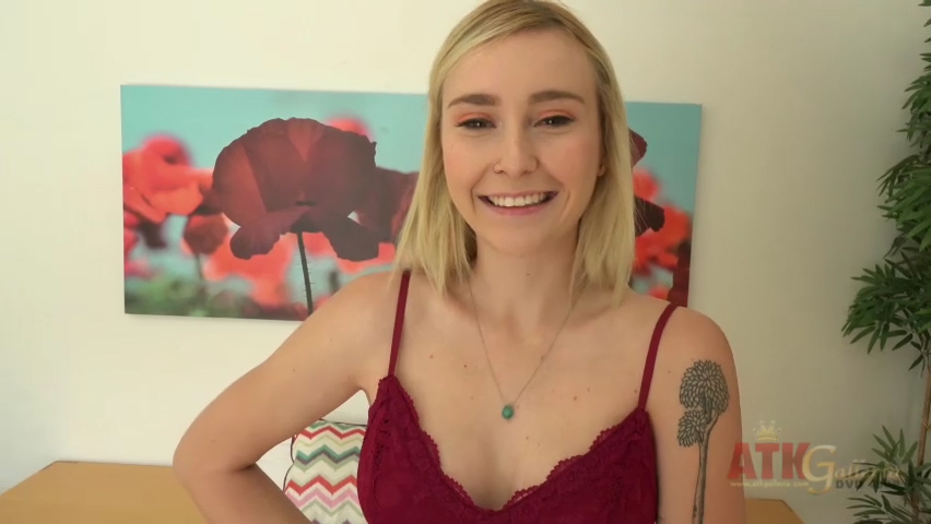 Peyton Coast loves to finger her pussy