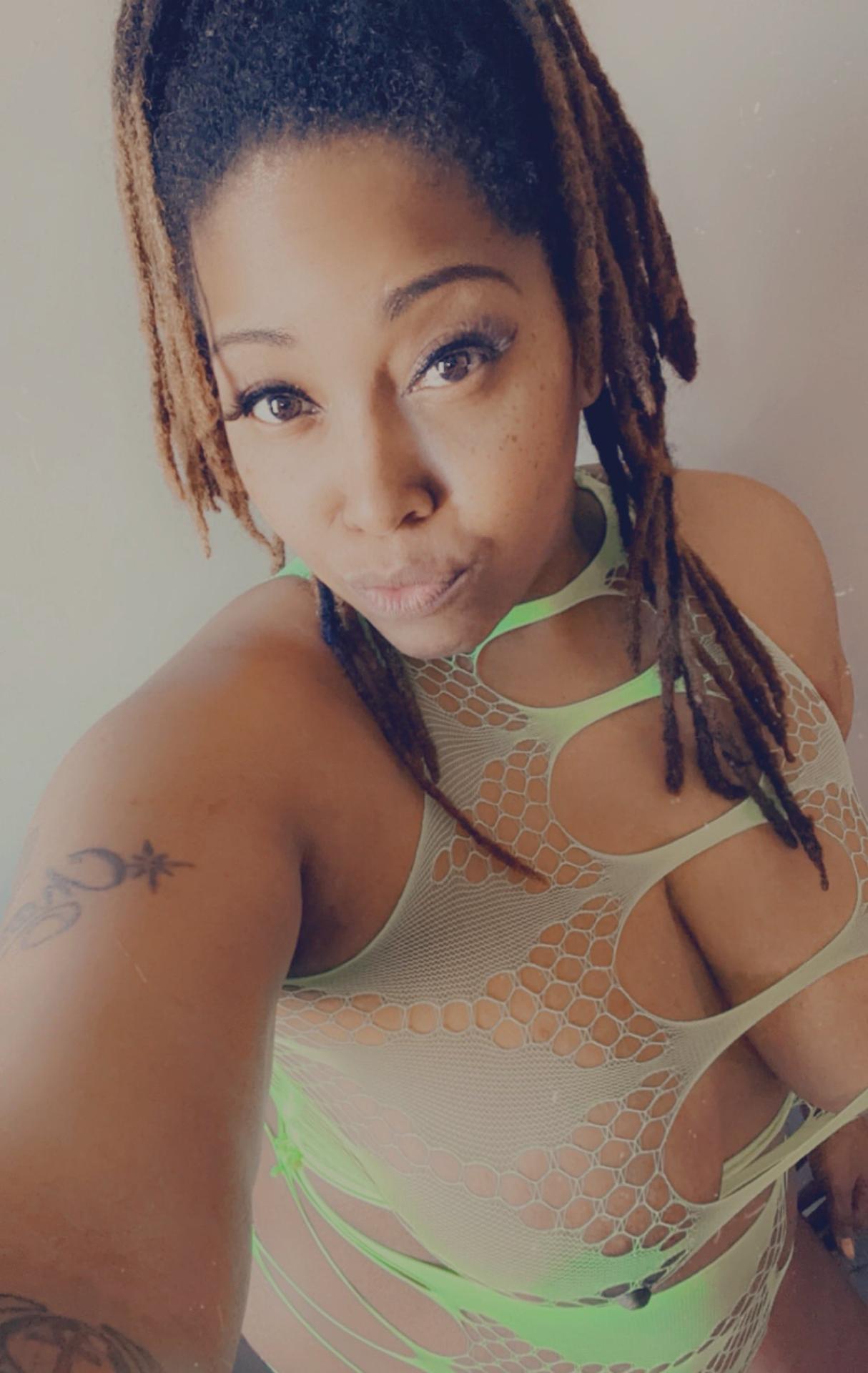 Nisha Swallowz Sextoys