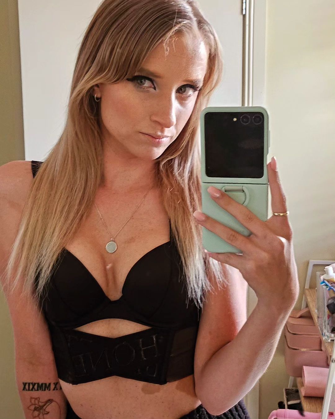 Photo HD Eliza Cumming - 3