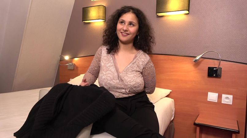 Amalia, 19, is having a blast in France!