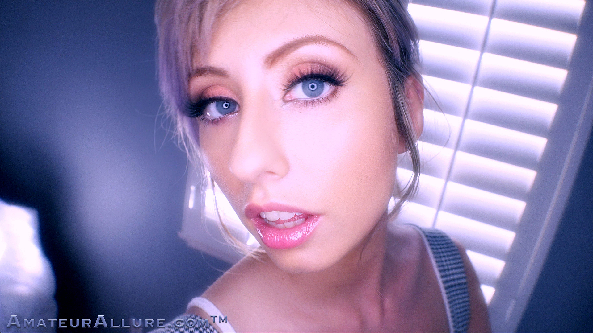 Daphne Dare Returns to Amateur Allure For a Sensual Suck Job