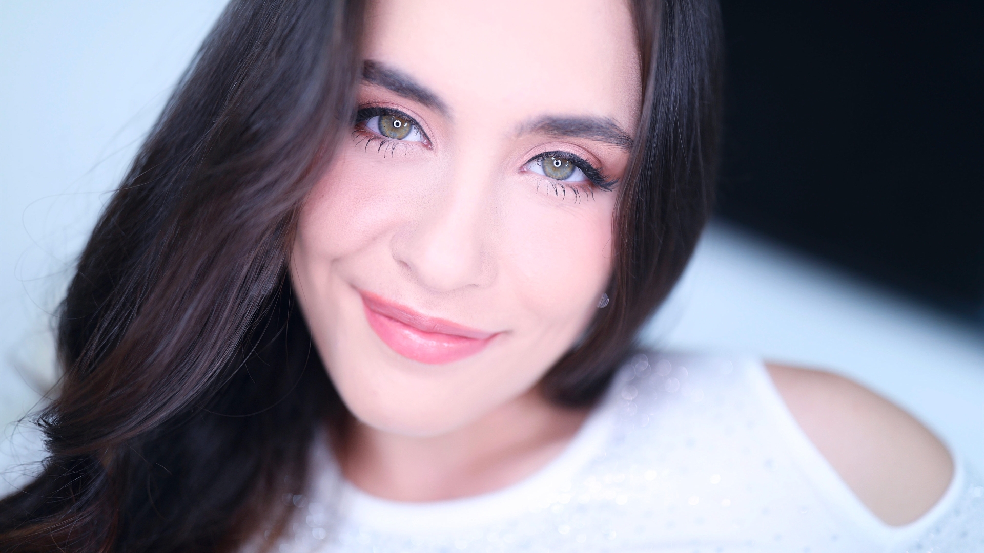 Amateur Allure Introduces Daisy Phoenix, Sexy Brunette Opens Wide and Takes it Deep