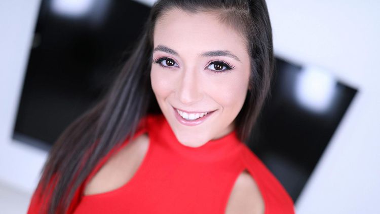 Amateur Allure Presents Brooklyn Gray Giving Sloppy Suck Job and Swallowing